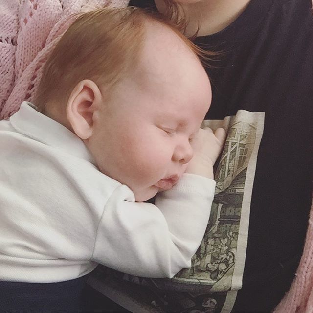 AnnaFCSmith's tweet photo. Little art baby!! 🌈 Jackson asleep on Hogarth’s Gin Lane. Visiting @buttonkat and her new arrival with fellow @crossstreetarts 🧡💗
.
#art #babyvisit #artiststudios #babybutton https://t.co/DEFsks5nDN https://t.co/YemOGJmH4l
