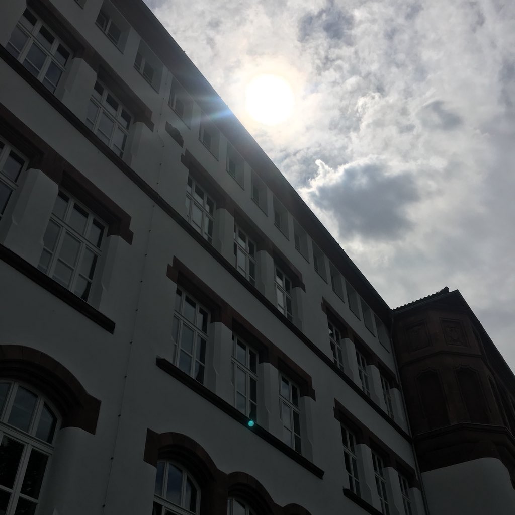 WeareWuppertal's tweet photo. Hubschraubermütter, die ihre Kinder von der Schule abholen. Ich. #ggjr #schoolsout #sun #twinmum #workingmom #thisiswuppertal #wearewuppertal #momof4 https://t.co/dzGB6nuMlp