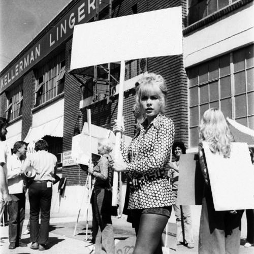 10-14 sept. Portbou (Girona)
Alba i Santi, <a href="/benditagloria/">Bendita Gloria</a>,
5 dies per aprendre amb els millors. Manifesta't!

Alba y Santi, <a href="/benditagloria/">Bendita Gloria</a>, 
5 días para aprender con los mejores. Manifiéstate! 

#dissenygrafic #cartell #manifestación #platja
@festadelgrafisme