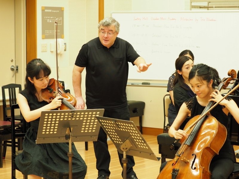 SuntoryHall_PR's tweet photo. \トリオ・ヴァンダラーのマスタークラス開催/高いアンサンブル力を誇る常設のピアノ三重奏団が、室内楽アカデミーメンバーを指導。将来を担う若手アーティストに綿密な音楽作りを伝えました。明日の演奏会でその真価を発揮します❗️聴きどころはインタビューで⇒ https://t.co/Pmj8nlBStt #CMG2018 https://t.co/GPcA4uZeth
