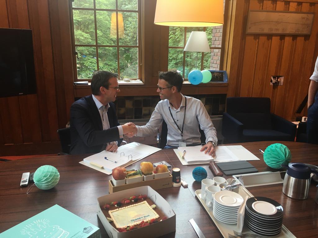 ASSET Rail (@assetrail) on Twitter photo John Voppen, COO@ProRail schudt Jorn Pruntel, Directeur <a href="/ASSETRail/">ASSET Rail</a>, de hand na de contractondertekening PGO Dordrecht#InktpotUtrecht#ProRail&ASSETRail#samensterk# John Voppen, COO@ProRail schudt Jorn Pruntel, Directeur <a href="/ASSETRail/">ASSET Rail</a>, de hand na de contractondertekening PGO Dordrecht#InktpotUtrecht#ProRail&ASSETRail#samensterk#