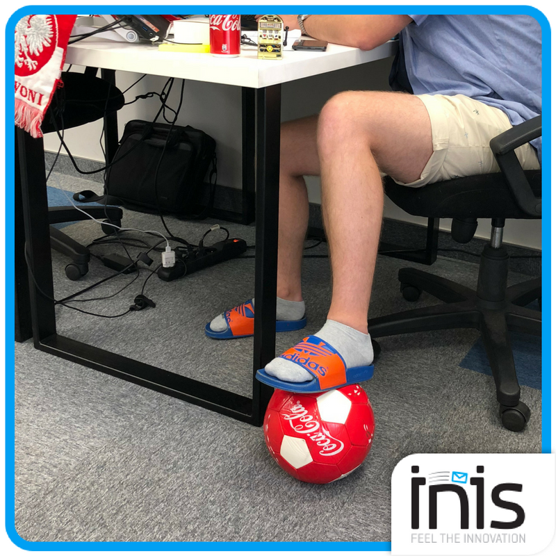 INISpl's tweet photo. No i nastał ten dzień! Przed nami miesiąc ⚽ piłkarskich emocji, podczas którego, no cóż, wciąż trzeba chodzić do pracy. Zamiast marzyć o miesięcznym urlopie spędzonym przed telewizorem, wspólnie zagrzewamy się do wiernego 👏 kibicowania! https://t.co/F3AukVnAX7