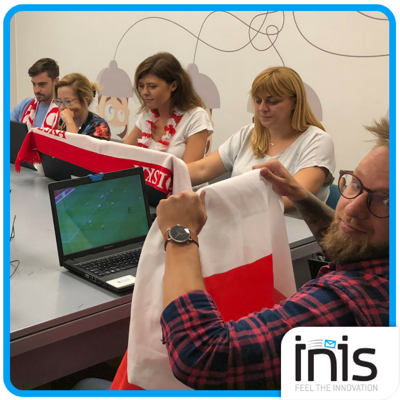 INISpl's tweet photo. No i nastał ten dzień! Przed nami miesiąc ⚽ piłkarskich emocji, podczas którego, no cóż, wciąż trzeba chodzić do pracy. Zamiast marzyć o miesięcznym urlopie spędzonym przed telewizorem, wspólnie zagrzewamy się do wiernego 👏 kibicowania! https://t.co/F3AukVnAX7