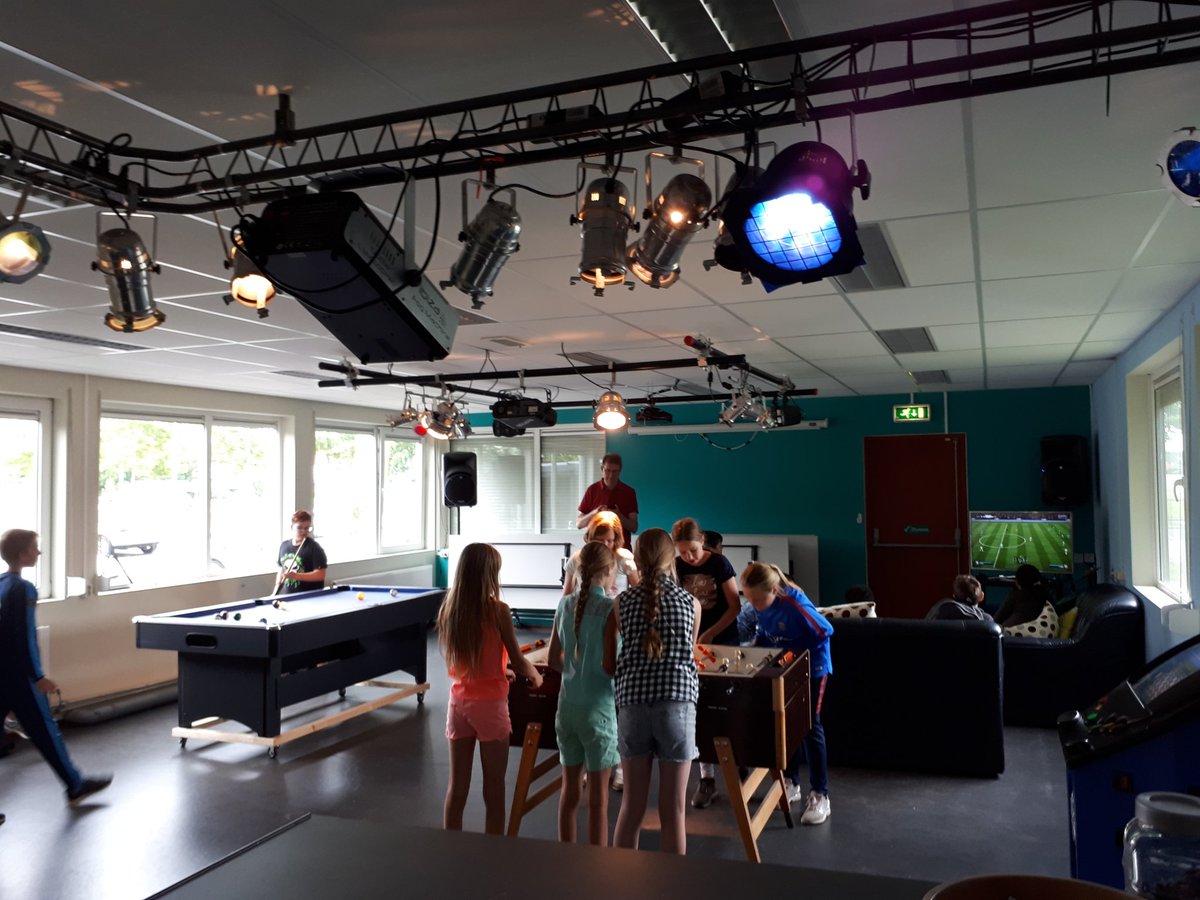 Jong_HW's tweet photo. Vandaag kwam groep 7/8 van basisschool het Anker uit Heinenoord kennis maken bij Joeno. Super gezellig! #denieuwegeneratie https://t.co/IZBuu6PoXl