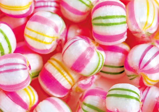 山口青旭堂 公式 京の絵はがき屋 はんなり京飴 3 １点にピントが合い 周りがふんわりぼやけている カメラ好きさんには そんな画を好まれる方も多いのでは 中心の手まり飴の存在が より際立っています 飴 あめ キャンディ Kawaii