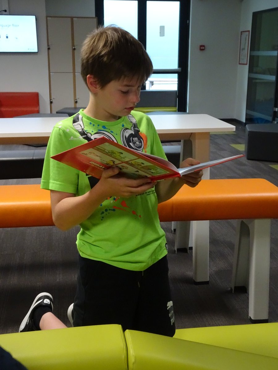 ISB_Arttease's tweet photo. Summer Good Read 2 in French Please: Imbattable by Pascal Jousselin! Les aventures d'un super-héros dont le pouvoir est ... d'outrepasser les lois de la bande dessinée! #mslearns #mspl #comicsbookclub @ISB_MS @PascaleKeyeux @EnzoFerrante4 https://t.co/P69wRiyM1V