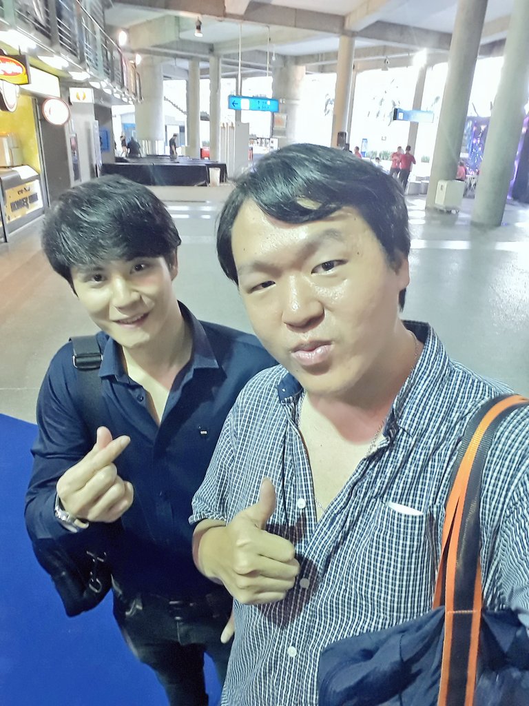 thanuchsss's tweet image. ดีใจที่ได้เจอนะ โฟกัส บังเอิญมากๆ กัสบอก ทำไม พี่ตัวสูงจัง เอ๊ะ หรือ กัสตัวเตี้ย 😅😄😎😋🤣😉 @focus_kittikun #TorukAvatar #CirqueDuSoille 😎😎😎😎😎