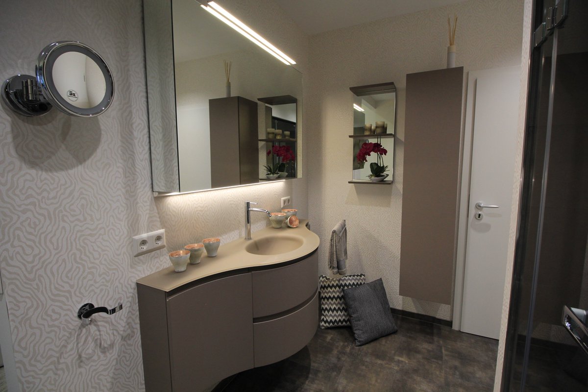 Die Fa. Karl Bez in Sonnenbühl hat einen neuen Schauraum. Natürlich gefällt es uns, dass darin unsere Produkte stehen :-) Noch besser ist jedoch die gesamte Gestaltung, die definitiv für Inspiration bei der Badplanung sorgen kann! Mehr Fotos gibt's hier: pinterest.at/artweger/schau…