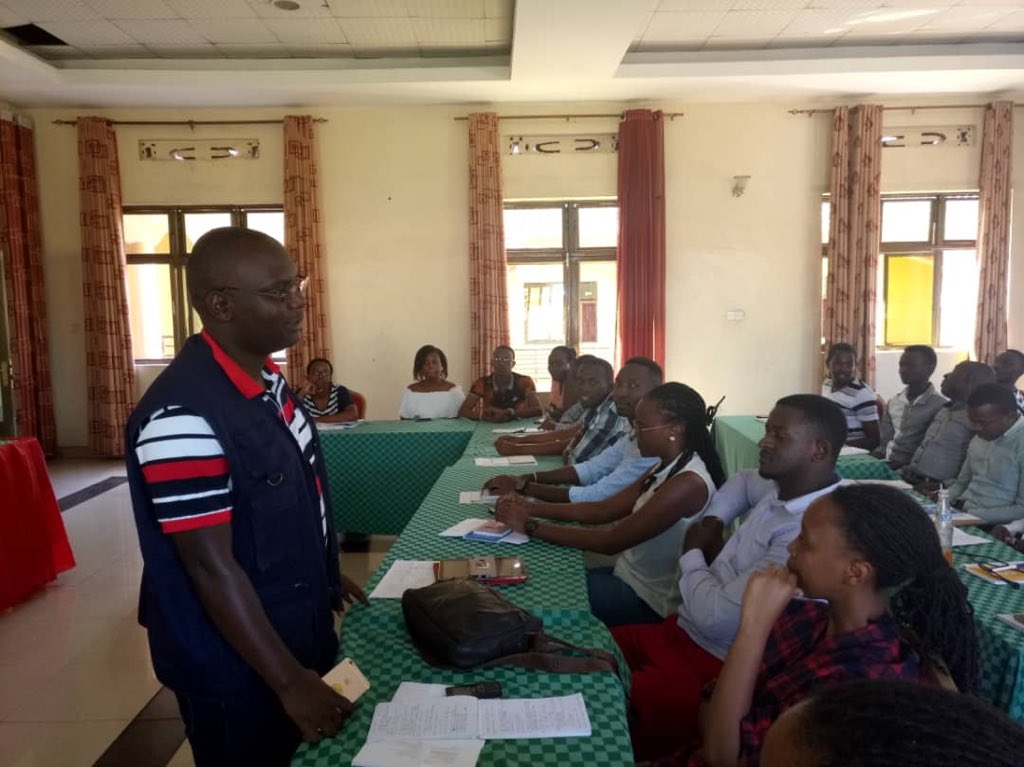 UgmsaA's tweet image. #PrimaryEyeCare Workshop: you have learnt a lot during this training, don not go and sleep, use that knowledge in the benefits of our communities. Said @uwihoreyeDr ED of @VFANUK in Rwanda #MakeVisionCount @UGitwe @RwandaHealth @medsar_rwanda @ursssofficial @marneza @ryarasa