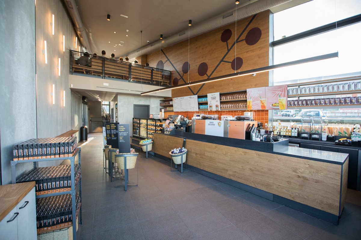 starbucks_es's tweet photo. ¡Ya podéis visitarnos en #Alcorcón! Hoy hemos abierto nuestra nueva tienda en Parque Oeste (Av. Europa 5-7) en la que hemos contado con la colaboración de artistas de @GrupoAMAS que han decorado con poesía un vaso gigante y vasos que repartiremos entre nuestros clientes ❤️ https://t.co/chTKnASWfg