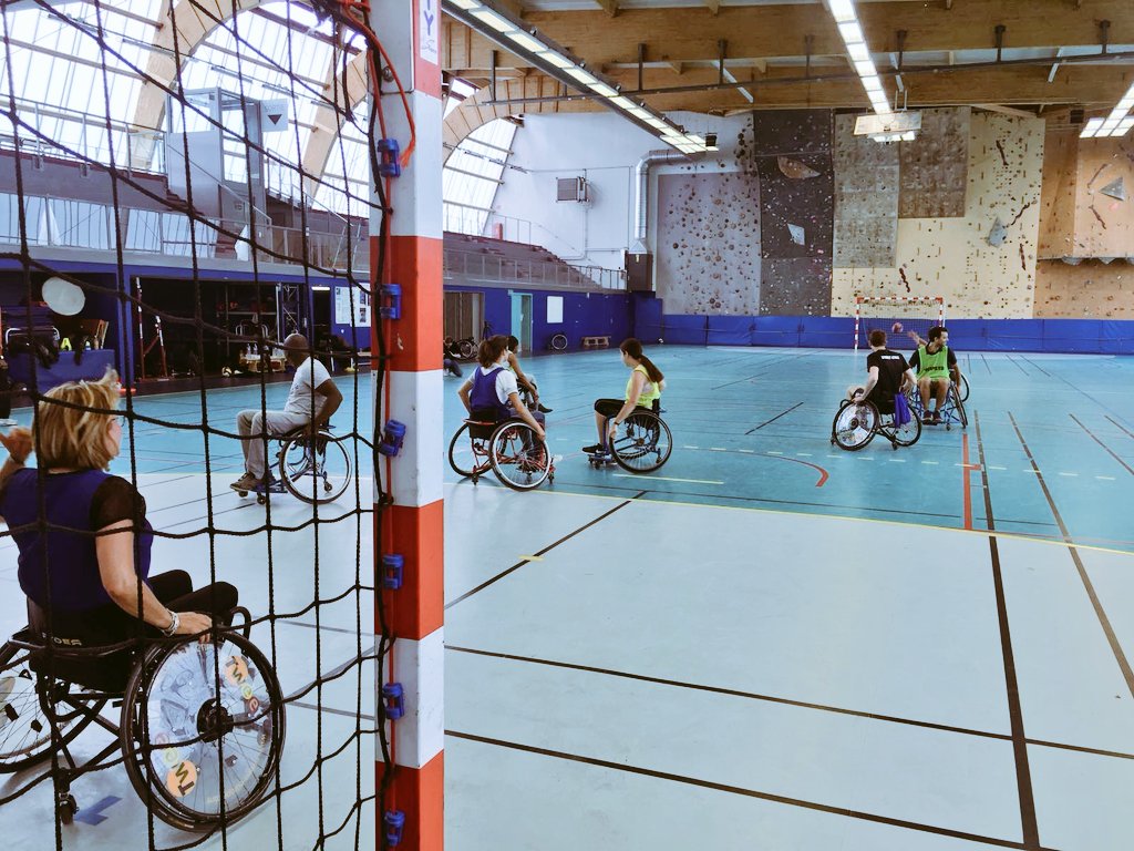 Alternacom_'s tweet photo. Le sport est vecteur de solidarité pour @urw_group qui pratique le handisport avec les jeunes d’Action Jeunes #solidaire #BetterPlaces https://t.co/yX9qHabdxU