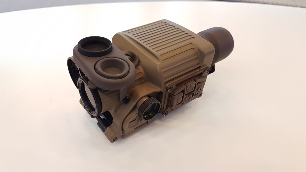 DPMHAUS1's tweet photo. At #Eurosatory2018, @Qioptiq details new  #TALON dual channel optically #fused weapon sight #Uncooled #Thermal Imager (@flir #BOSON)/#ImageIntensifier (@PHOTONIS_NV) https://t.co/am0bInEJIt https://t.co/irbab3koT3