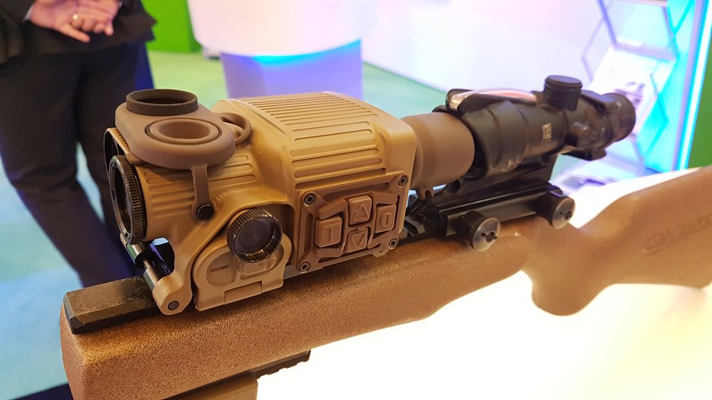 DPMHAUS1's tweet photo. At #Eurosatory2018, @Qioptiq details new  #TALON dual channel optically #fused weapon sight #Uncooled #Thermal Imager (@flir #BOSON)/#ImageIntensifier (@PHOTONIS_NV) https://t.co/am0bInEJIt https://t.co/irbab3koT3