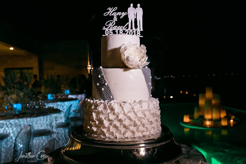 Serious wedding #cakegoals, don't you think? Cake by #GyPasteleria for <a href="/sabryweddings/">Sabry Iyswim</a>. #JonathanCossu #RivieraMayaWeddings #weddingcake