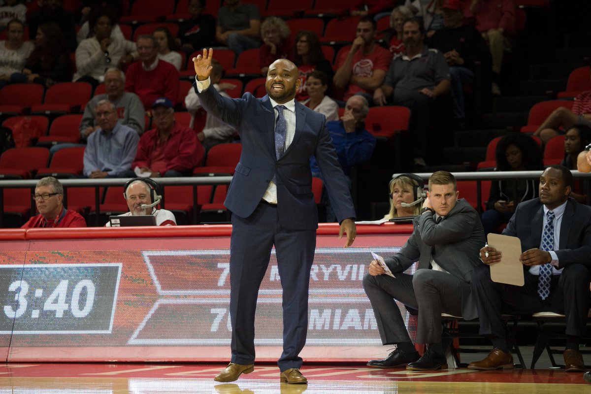 MiamiOH_BBall's tweet photo. Still openings for the @MiamiCoachO Jack Owens Skill Camp for grades 1-8 on June 20-22. Learn what you need to improve your game!

➡️https://t.co/5V9RKlOfXC

#RiseUpRedHawks https://t.co/X878m4o3jS