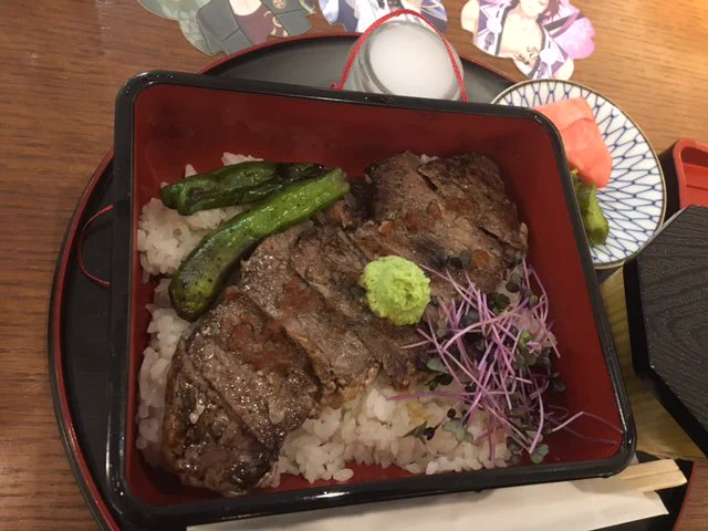 刀剣コラボカフェ行ってきました!肉おいしかった…!
コースターがみきれている…すみませぬ…(^o^;) 
