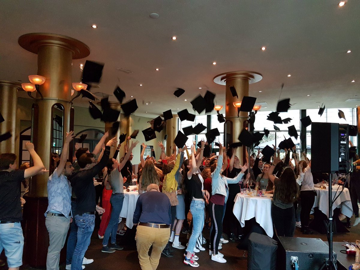 Throwhat moment. Burgemeester <a href="/arjengerritsen/">Arjen Gerritsen</a> speecht en telt af. #GraduationParty #Almelo #awtd