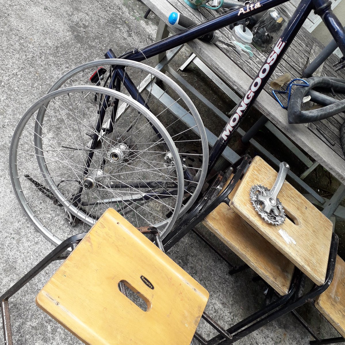 QuirkeyHQ's tweet image. My 'to do' list...
#ThirdOffice #roof #labstools #moresanding #BikeOff #NotEnoughHoursInTheDay