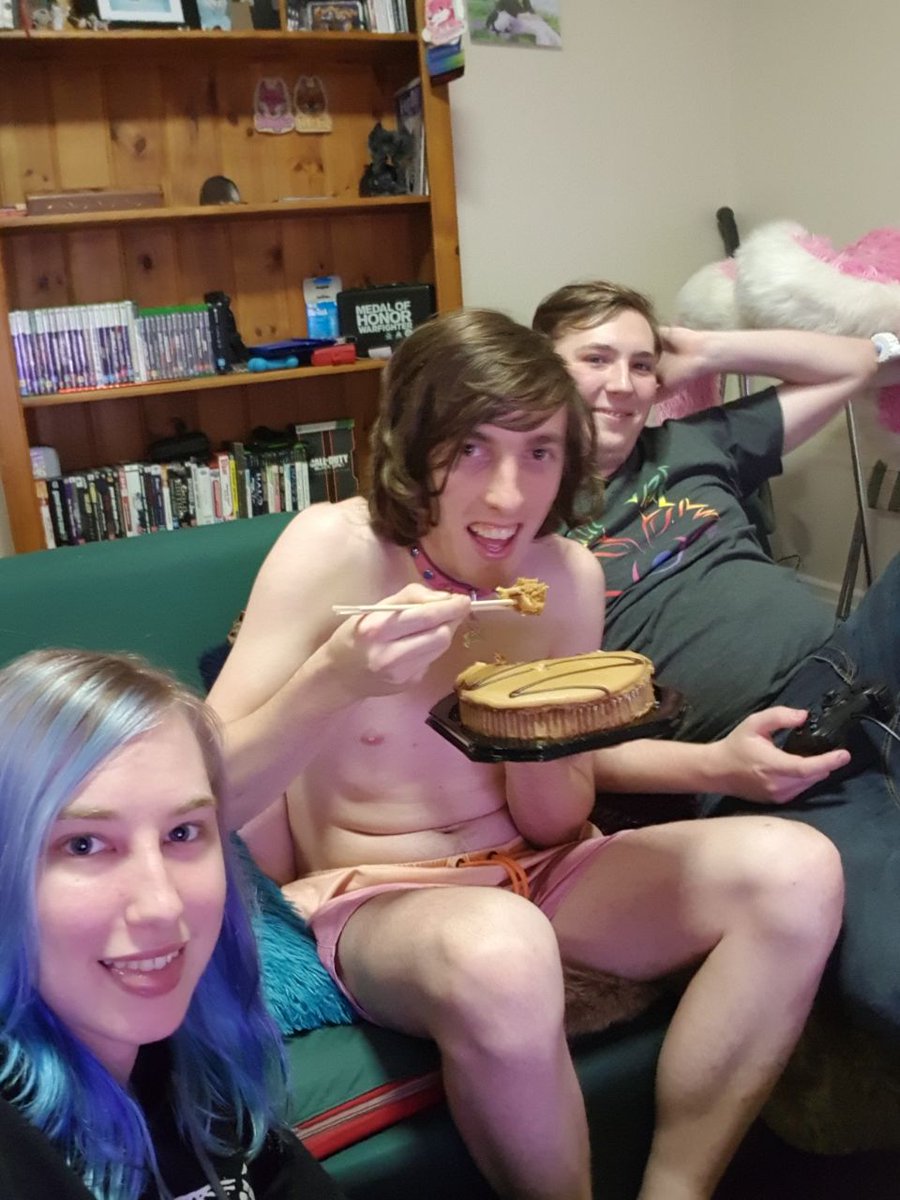 Your suppose to eat cake with chopsticks right?