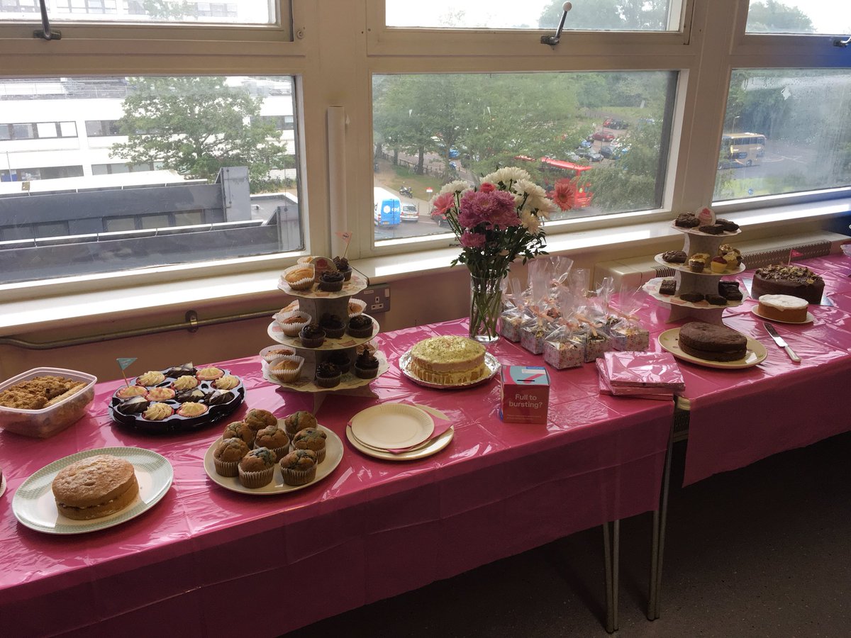 MichelleRG4377's tweet photo. Supporting #Alzheimers #CupcakeDay #ouh @OUHospitals.  Come and join us on level 5 😊 https://t.co/gVQByYAWTo