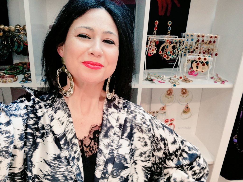 TrinitranHappy's tweet photo. "Cuando una mujer es todo terreno, lo que sobra son caminos".
La fuerza y la pasión del flamenco en nuestros #complementos y una opción para tus eventos de verano.
➡️ https://t.co/nBhb6BLsav
#moda #fashion #Tendencias #EstiloyModa #FelizJueves #followback #trinitran #marketing https://t.co/P7xcI3XieR