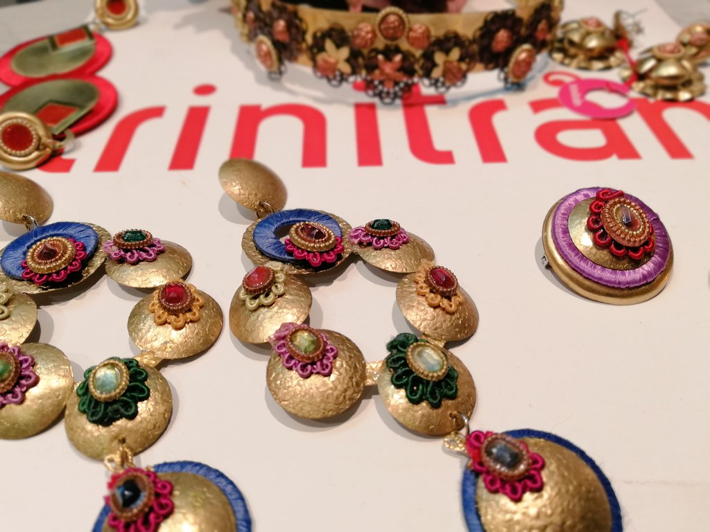 TrinitranHappy's tweet photo. "Cuando una mujer es todo terreno, lo que sobra son caminos".
La fuerza y la pasión del flamenco en nuestros #complementos y una opción para tus eventos de verano.
➡️ https://t.co/nBhb6BLsav
#moda #fashion #Tendencias #EstiloyModa #FelizJueves #followback #trinitran #marketing https://t.co/P7xcI3XieR
