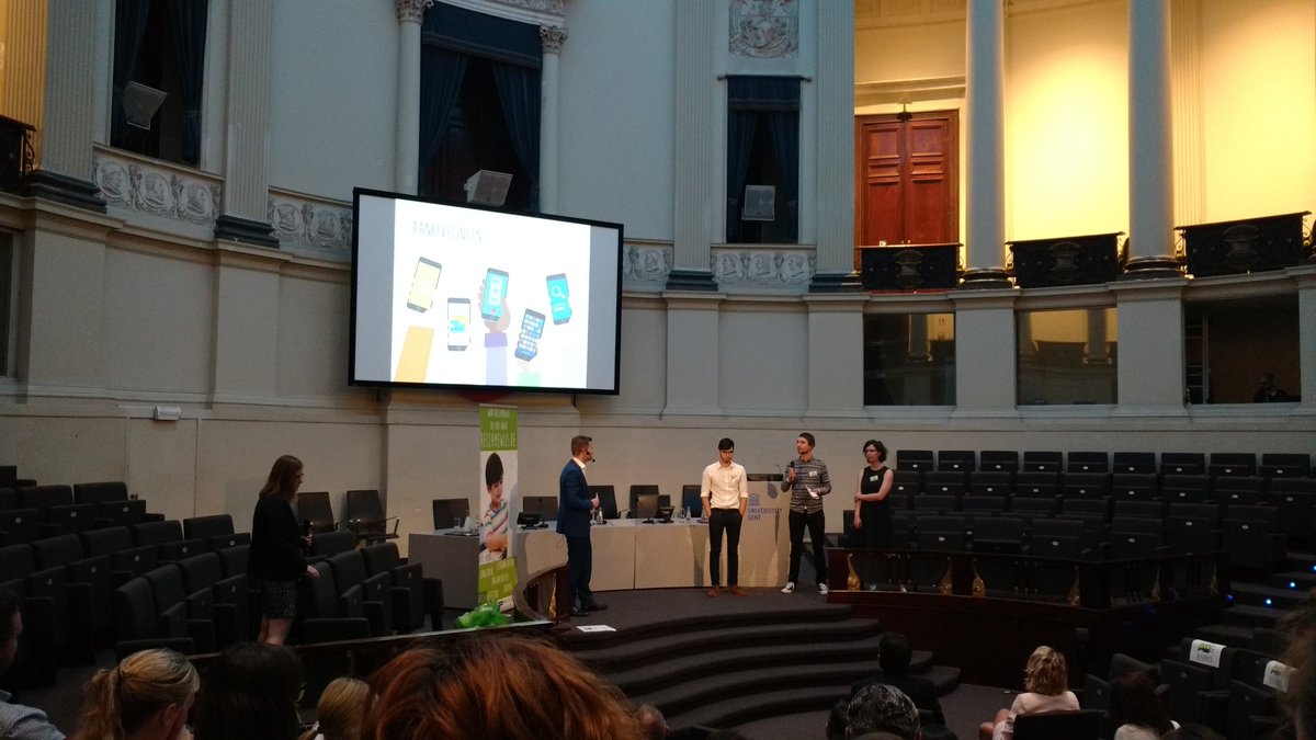 Ouders die zich bewust zijn van wat en waar de reclame is, kunnen hun kinderen het best helpen door preventief daarover met hen te praten en uit te leggen hoe dat werkt. Altijd mee over de schouder kijken is niet de bedoeling. #reclamewijsheid <a href="/KristienDaems/">Kristien Daems</a>