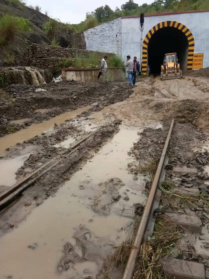 silcharNOW's tweet photo. Train service in Lumding - Badarpur route suspended due to landslide. @RailNf 

Information via @gpdghy 
Photo courtesy Epsita Barua https://t.co/sWY9ntpZEZ