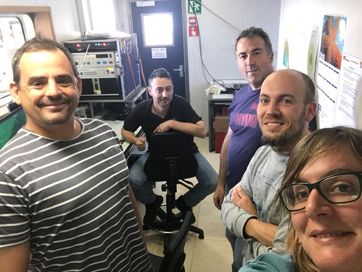 gemar_ieo's tweet photo. Hoy acabamos la campaña #ISUNEPCA0618 después de 15 días en aguas del Golfo de Cádiz observando y caracterizando los fondos marinos sobre los que la cigala se encuentra mediante imágenes submarinas #Trision🤖🌊! Aún nos queda un rato...y el empaque del material nos llama 📦📦🤳 https://t.co/AUjTWvM00Q