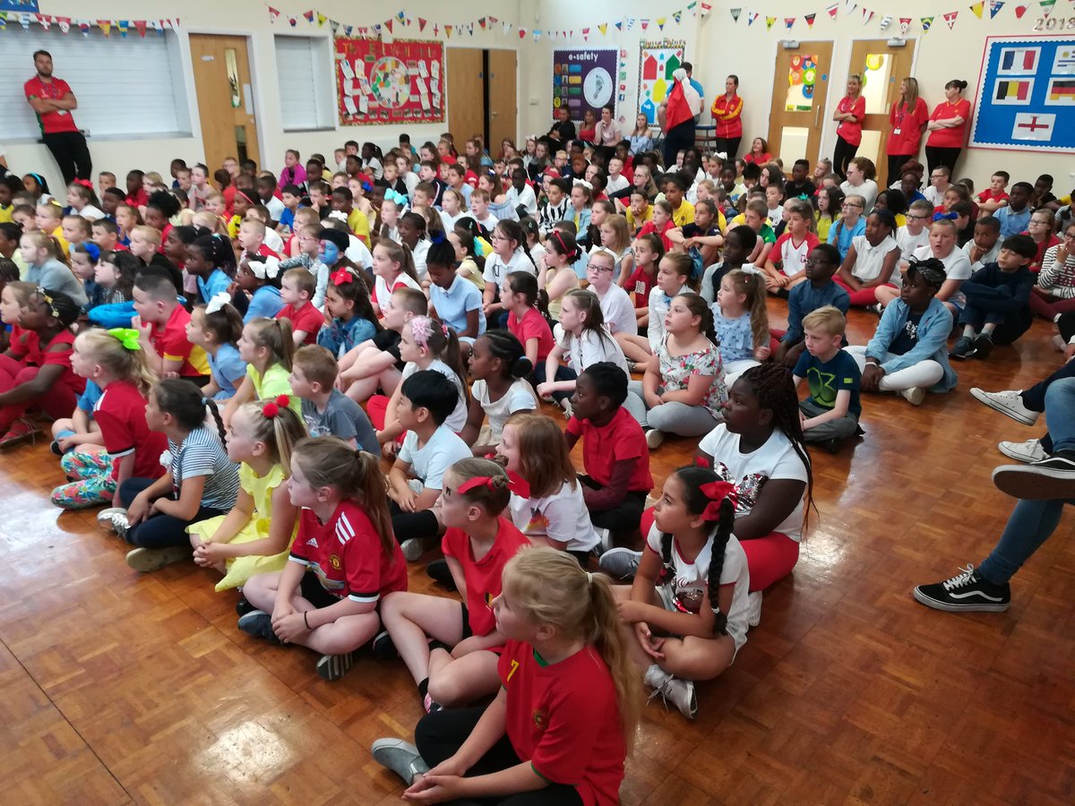 CTKMcrSport's tweet photo. Children looking very colourful and ready to celebrate. #WorldCup #WorldCupRussia2018 https://t.co/wZXfNhJ4Kl