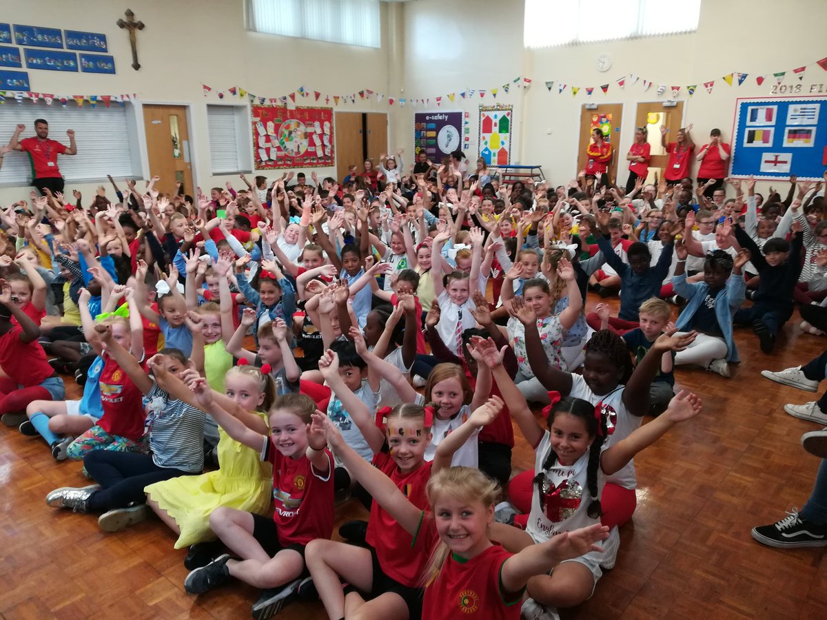 CTKMcrSport's tweet photo. Children looking very colourful and ready to celebrate. #WorldCup #WorldCupRussia2018 https://t.co/wZXfNhJ4Kl