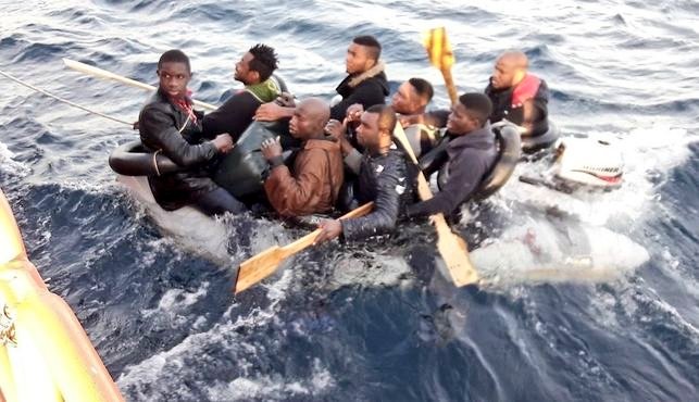 HelenaMaleno's tweet photo. -Más de 70 personas en pateras a remos cruzan nuestro Estrecho.
-Dos pateras de 52 y 54 personas en Alborán piden un rescate.
-Y las 49 vidas desaparecidas desde ayer se siguen buscando.

Profunda hipocresía sería olvidarles mientras se espera al Aquarius. #FronteraSur https://t.co/xbkIyIDvXt