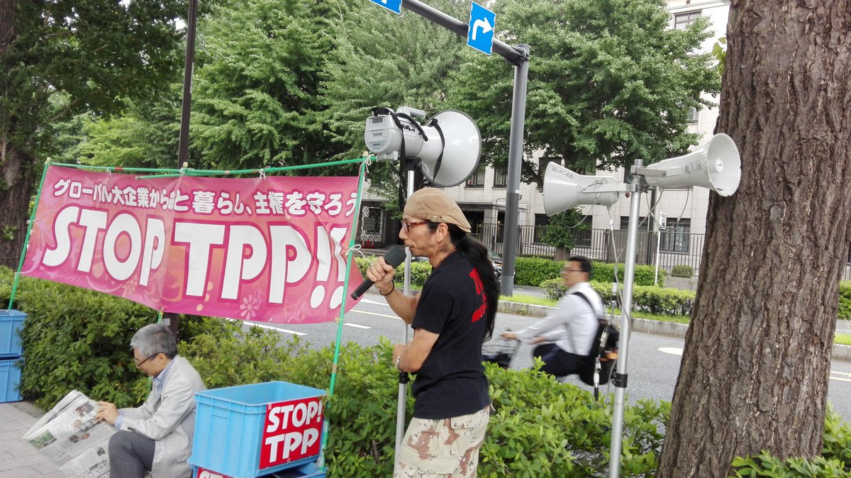 JFFMwomen's tweet image. テツさんも仕事を終えて、駆けつけてくれました❗

トラメガ担いで来てくださり、ありがとうございますm(__)m

#StopTPP #卸売市場法改悪するな 

本会議での卸売市場法採決断固反対！