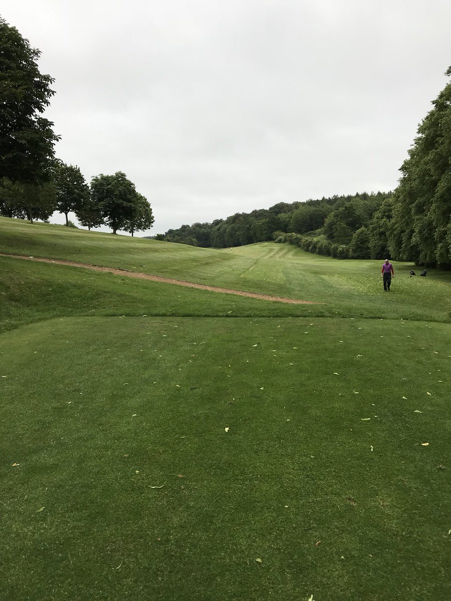 Scobbert's tweet photo. I think #Hector is blowing thru the #Chilterns @HazlemereGolf at least we are off the #yellowtees #itsalongwaybackonthesecond #TEAMBUNKER @GolfingSwingers @SrixonEurope @BunkerStyle #golfie https://t.co/3NqsCADdSn