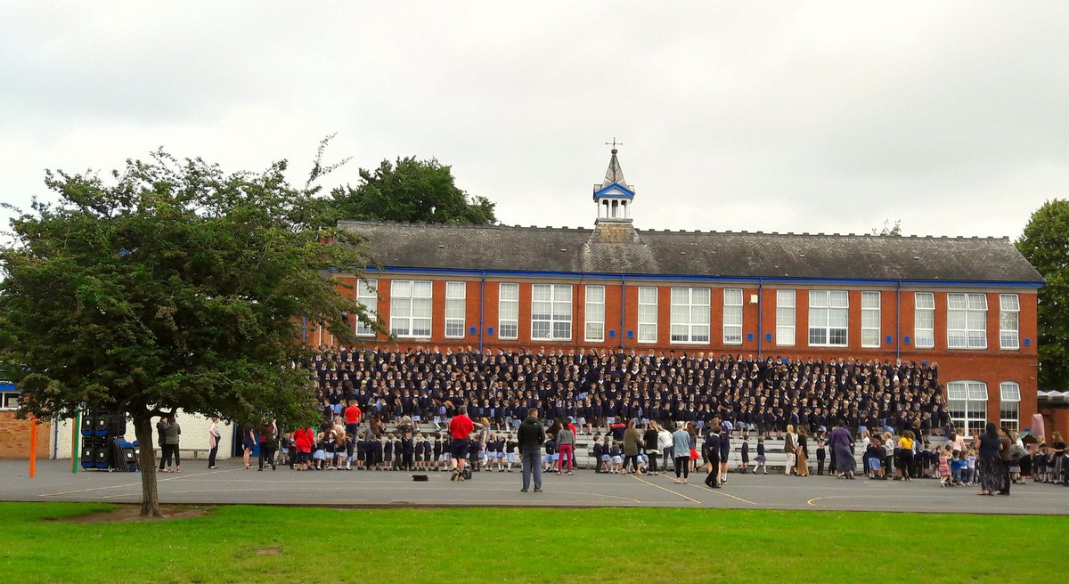 TempestKyleRig's tweet photo. Windy day here in Hereford!!! 

But well done to everyone from @LordScudamoreAc your 2018 whole school group photograph has just been taken!!!! 😊🌬📸

Everyone was brilliant, well done!! should make for a great photo!!! 💯

#LookingGoodWithTempest 
#groupphoto https://t.co/XzfU5Kjcu6