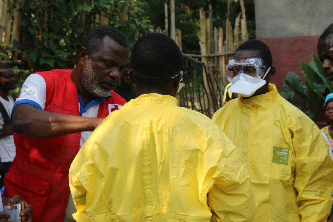 IFRCAfrica's tweet photo. #RedCross volunteers are communities’ alarm system. This is why 270 of them in #Bikoro, #Iboko, #Itipo and #Mbandaka are helping contain #Ebola outbreak which has so far killed 28. #DRCongo https://t.co/CRElChBNNH