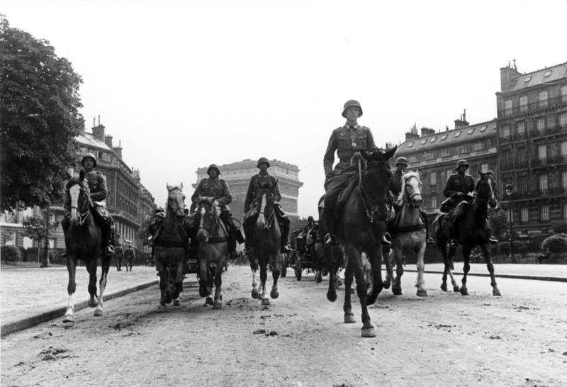 SurvivIt's tweet photo. Retweeted WW2 Tweets from 1940 (@RealTimeWWII):

Parisians woke up this morning to German-accented voices announcing an 8pm curfew over loudspeakers; the Germans have captured Paris. https://t.co/CjpVTIRH6r