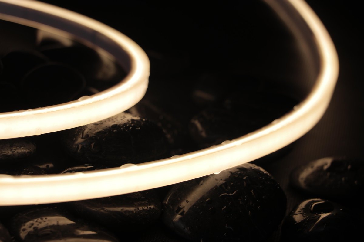 wwwyq9971180153's tweet image. 120 degree and one side emitting is the standard beam angle for #led #strip products.As the pioneer of the led strip manufacturer in China, we design our #Ledline Flex Mini as 3-side emitting and beam angle could be 165 degree.