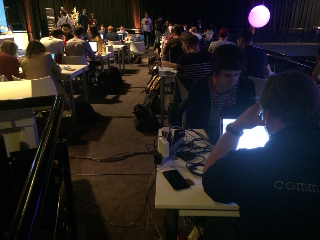 Beneden is het pauze... boven strijdt de toekomst in een Capture the Flag-opzet om de eer en het prijsgeld. En dat begint met spitten in het wonderbare universum van #Wireshark #BHSXVI