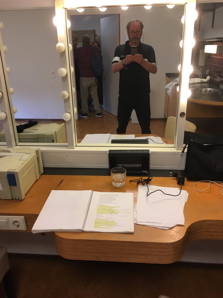 gijsscholtenvas's tweet photo. Carré kleedkamer, doorloop Romeinse Tragedies, Coriolanus back on track. Zin in. Voorstellingen vanaf morgen, laatste kans in Nl https://t.co/Og0iJRnz9l