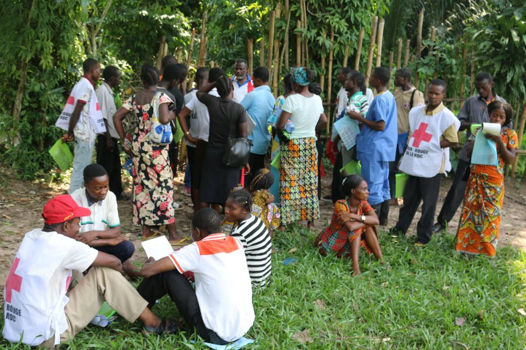 IFRCAfrica's tweet photo. Community awareness and sensitization are key in the fight against the spread of #Ebola in #DRCongo. Our volunteers in #Itipo will ensure that affected communities are directly involved in the fight. https://t.co/TjseVXPdbC