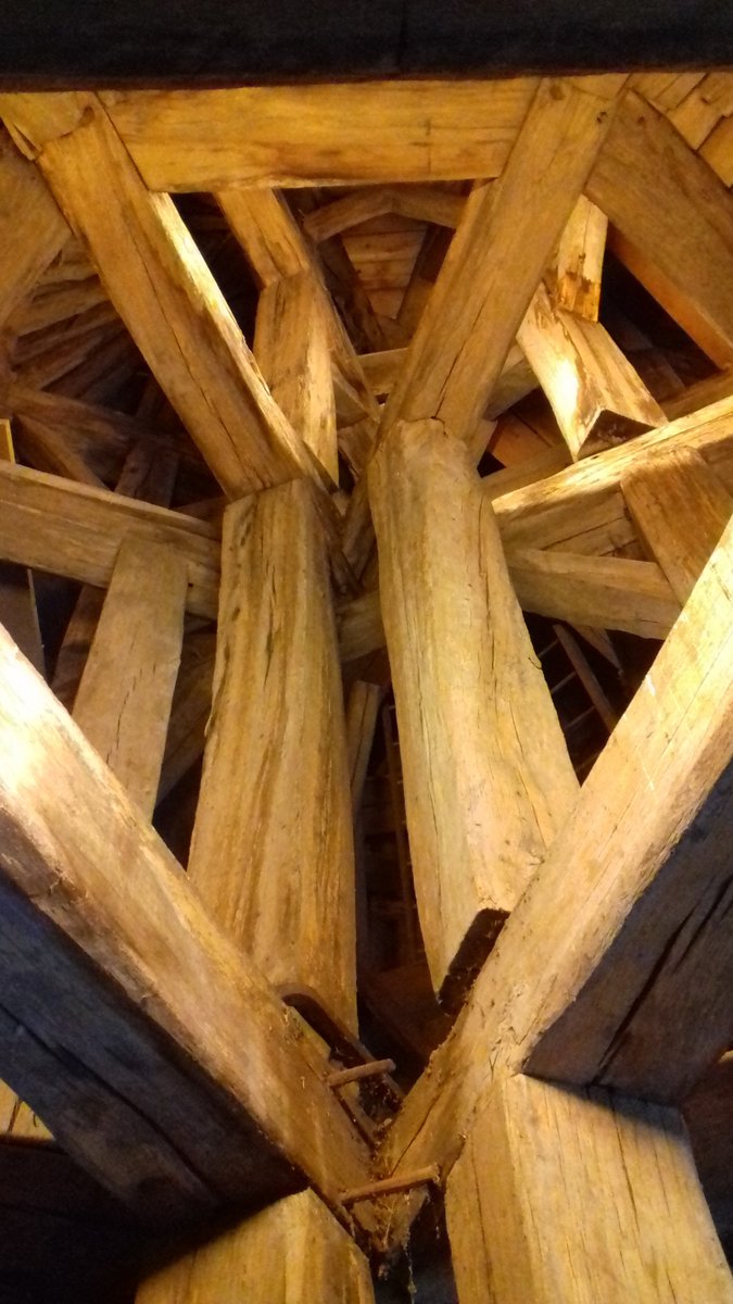 [LE SAVIEZ-VOUS ?] Au château de Saint-Fargeau, il est possible de faire le tour complet des charpentes, soit 800m de promenade. Un chef-d’œuvre à découvrir ! #chateaudesaintfargeau #puisayeforterre #bourgognebuissonniere