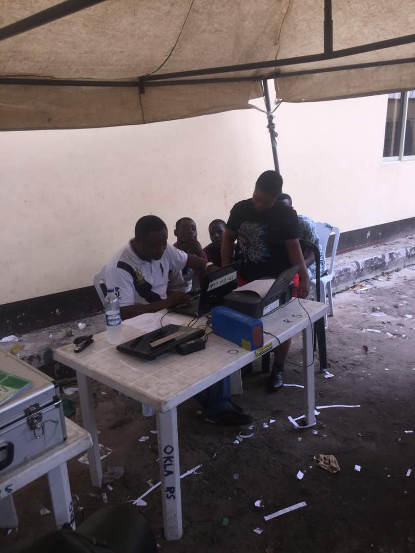 EiENigeria's tweet photo. Only one @inecnigeria official is attending to more than 40 persons at the center.
Hence, the process is extremely slow.
#CVRUpdate
#RSVP https://t.co/Fy3T1sqjFb