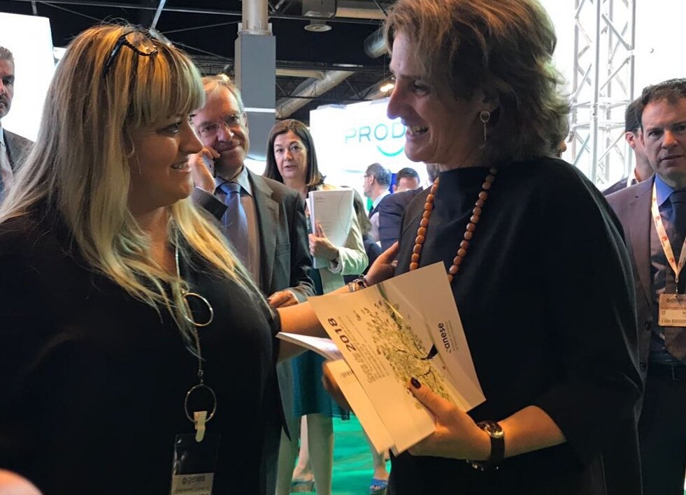 ANESEASOCIACION's tweet photo. Hemos entregado nuestra Guía de Tecnologías para el Ahorro y la #EficienciaEnergética Energética a la Ministra de Transición Ecológica, #TeresaRibera, en @FeriaGenera y la hemos felicitado. https://t.co/bxLrfYqvo5