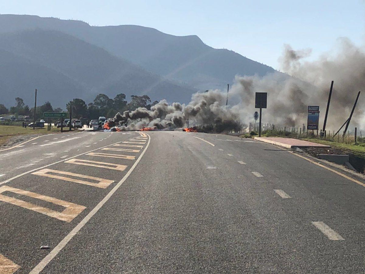 MrCow_man's tweet photo. #PlettProtest Situation is getting out of hand in Plettenberg Bay. Police say about a thousand people are involved in the protest. Unconfirmed reports of a local guesthouse, Weldon Kaya burnt down on fire. A @wo_fire helicopter assisting to extinguish fires in the area #sabcnews https://t.co/Ktgbt2kOrt