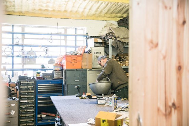 SourceAntiques's tweet photo. A sneaky shot behind the scenes in the workshop of the master in action
#sourceantiques #bristolreclamation #bristolindustriallighting #wip #restoration
#industriallighting #classicstyle #classiclighting #interiordesign #styleinspo #instagood #midmod https://t.co/EY4cSlIwPm https://t.co/jtoBeQLtG9