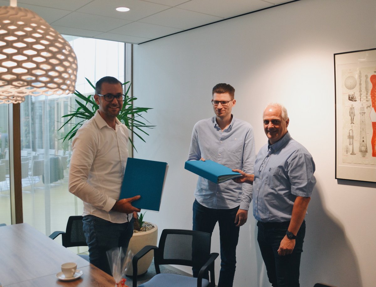 7PoortZevenaar's tweet photo. BusinessPark 7Poort verwelkomt Exonet! Zojuist vond de ondertekening van de koopovereenkomst plaats met de heren Mulder en Weiland en weth. @NannevanDellen. Wij wensen Exonet veel succes en plezier met de vestiging op #7Poort! https://t.co/S81yVYmxs4
