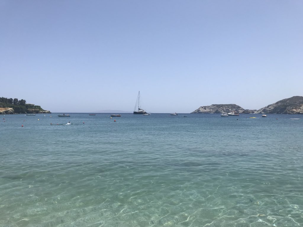 «Из-за героического прошлого» вчера товарищу звонил участковый, напоследок пожелал есть оливки🇬🇷