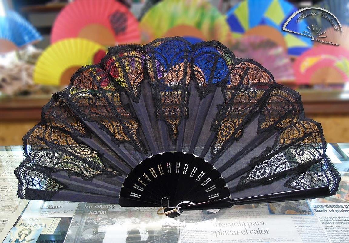 HandfanCarbonel's tweet photo. Si este #verano eres #clavariesa, #festera o #hijademaria de tu localidad aún estás a tiempo de venir a Abanicos Carbonell y llevarte un #abanico de puntilla negra.
#Abanicoespañol #Valencia #Artesania #MarcaEspaña #HortaNord #Hechoamano #Handmade #tradición #eventosvalencia https://t.co/vmhqQXbS57