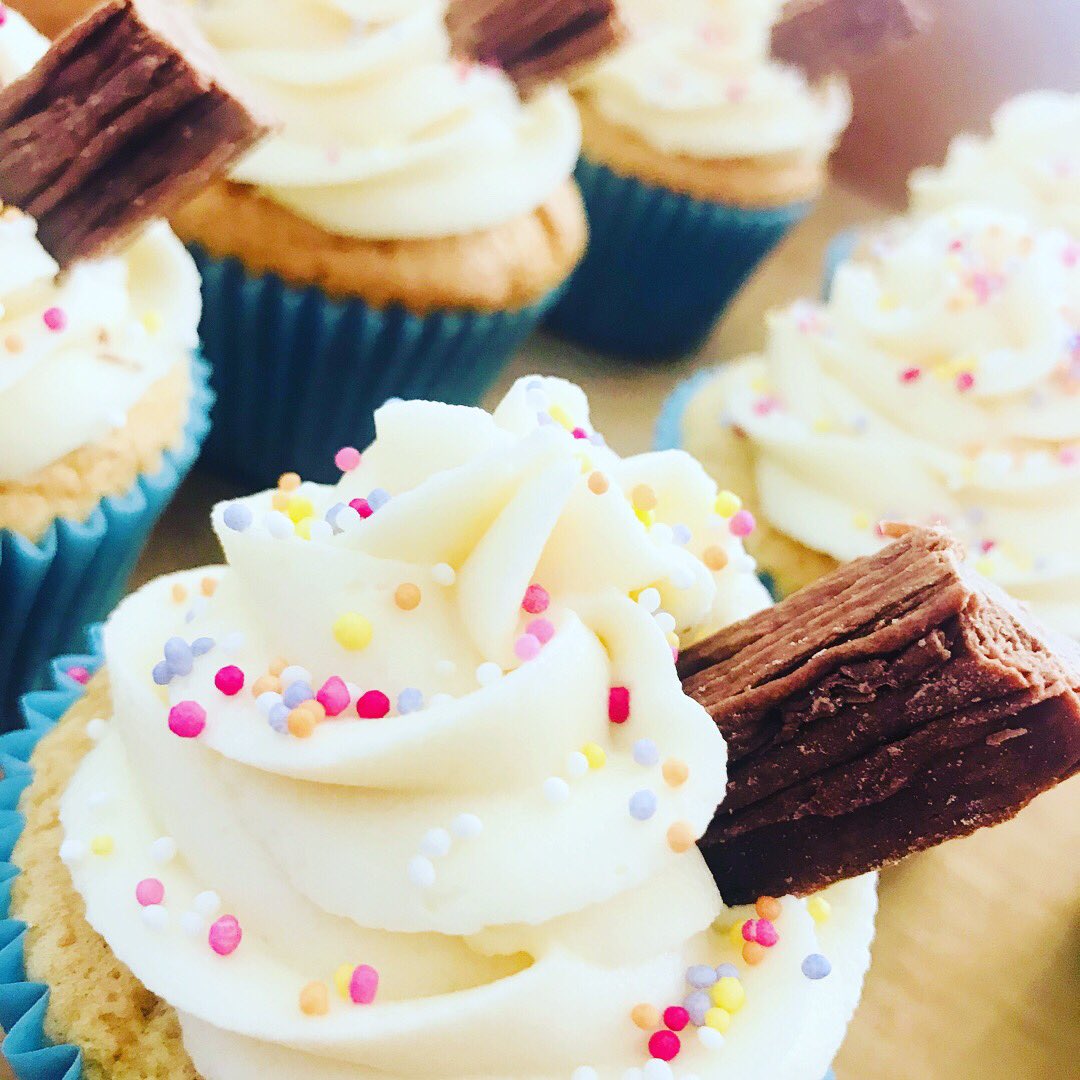 SongbirdBakery1's tweet photo. ☀️☀️☀️The Summer vibes are still at Songbird today...who is this Hector anyway?? 😏🌪💨

#summer #cupcakes #lemon #icecream #storm #hector #StormHector https://t.co/QrATYBFd3h